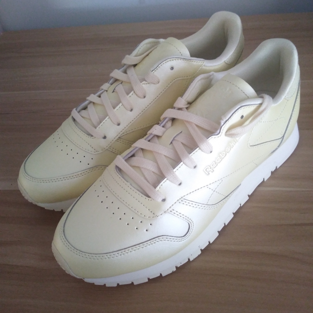 New Women Reeboks - Picture 2 of 3